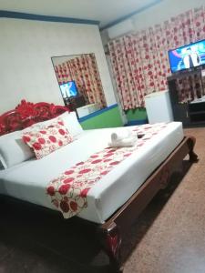Letto o letti in una camera di Sang Yoo Mountain View Tagaytay Bed and Breakfast - Taal Lake View