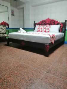 Letto o letti in una camera di Sang Yoo Mountain View Tagaytay Bed and Breakfast - Taal Lake View