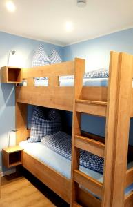 a bunk bed in a small room with a bunk bed gmaxwell gmaxwell gmaxwell at City - Appartement in Lengerich