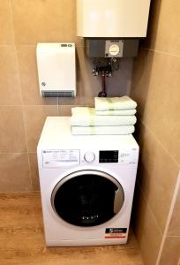 a washer and dryer with a coffee maker on top of it at City - Appartement in Lengerich
