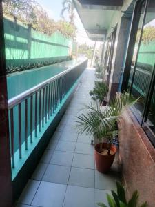 Balcone o terrazza di Sang Yoo Mountain View Tagaytay Bed and Breakfast - Taal Lake View