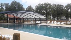 Bazén v ubytovaní Mobil Home camping 3*** piscine chauffée alebo v jeho blízkosti