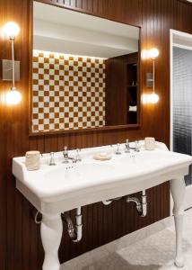bagno con lavandino bianco e specchio di Palihouse West Hollywood a Los Angeles