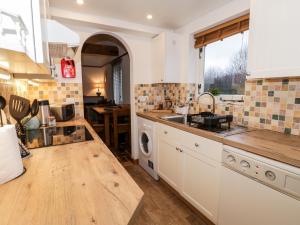 cocina con fregadero y lavavajillas en 1 Little Ripple Cottages, en Canterbury