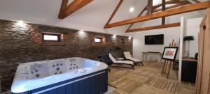 Μια τηλεόραση ή/και κέντρο ψυχαγωγίας στο Domaine de Vaufleury - La Maison de l'Escuiller