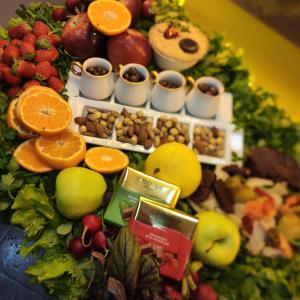 艾斯倫的住宿－Erzurum DAMAK GRUP，桌上的一大堆水果和蔬菜