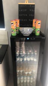 um frigorífico cheio de água e comida em St Pete Private Suites em Newton Park