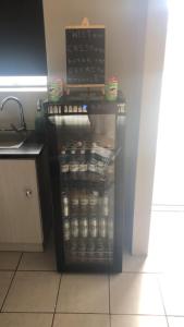 um frigorífico cheio de comida numa cozinha em St Pete Private Suites em Newton Park