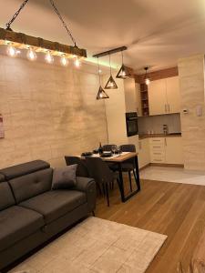 - un salon avec un canapé et une table dans l'établissement Vila Pekovic Blue - Apartman TORG, à Zlatibor