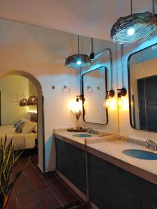 ein Badezimmer mit zwei Waschbecken und zwei Spiegeln in der Unterkunft Trip Monkey Girón in Girón