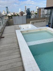een hottub op het dak van een gebouw bij Moderno departamento Palermo vista La Rural in Buenos Aires