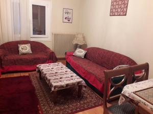 a living room with a couch and a bed at Ωρίωνας in Pýli