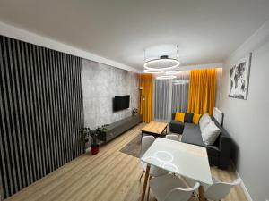 sala de estar con sofá y mesa en Solna Apartament PREMIUM, en Kołobrzeg