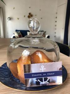tort pod szklaną kopułą na stole w obiekcie Appartement lumineux au coeur de Dieppe w mieście Dieppe +9 zdjęć