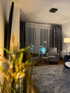 salon z kanapą i krzesłem oraz salon w obiekcie Rest Apartman, Bjelašnica w mieście Bjelašnica