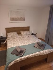 ein Schlafzimmer mit einem Bett mit zwei Handtüchern darauf in der Unterkunft Apartment Lenchy 2 in Zagreb