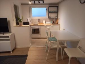 kuchnia ze stołem i krzesłami oraz oknem w obiekcie Apartment Lenchy 2 w Zagrzebiu