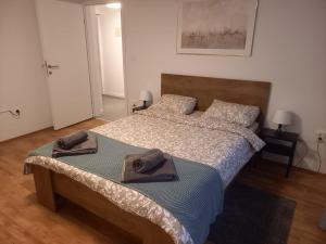 Łóżko lub łóżka w pokoju w obiekcie Apartment Lenchy 2