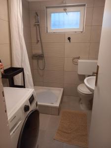 ein Bad mit einer Dusche, einem WC und einem Waschbecken in der Unterkunft Apartment Lenchy 2 in Zagreb