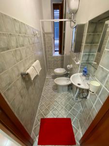 ナポリにあるAngy's Houseのバスルーム(トイレ2つ、シンク、シャワー付)