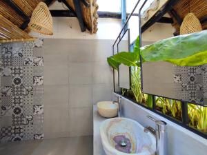 bagno con lavandino e servizi igienici di Trip Monkey Girón a Girón