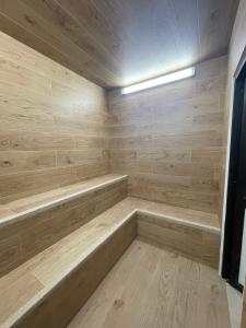 a sauna with wood paneling and a light fixture at Suite Nueva en Salinas - Chipipe, en conjunto privado in Salinas