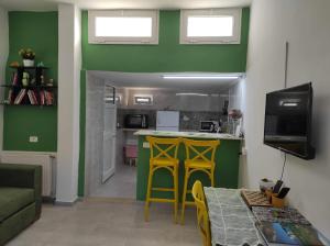 Кухня или кухненски бокс в Studio, quartier calme 10 min de l'aéroport Tunis Carthage , cité la Gazelle, près du Technopark