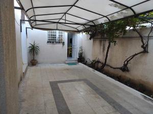 un pasillo vacío de un edificio con techo negro en Studio, quartier calme 10 min de l'aéroport Tunis Carthage , cité la Gazelle, près du Technopark, en Jafar
