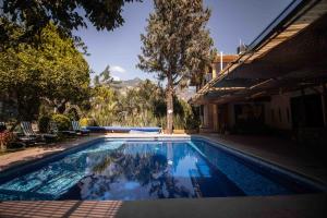 une piscine dans l'arrière-cour d'une maison dans l'établissement Hotel boutique Teocalli, à Tepoztlán