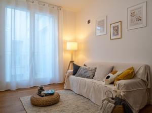 A bed or beds in a room at Maison Blanche: appartamento elegante con parcheggio privato