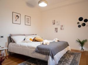 A bed or beds in a room at Maison Blanche: appartamento elegante con parcheggio privato