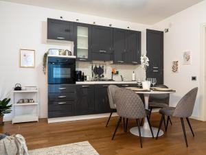 A kitchen or kitchenette at Maison Blanche: appartamento elegante con parcheggio privato