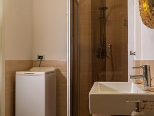 A bathroom at Maison Blanche: appartamento elegante con parcheggio privato