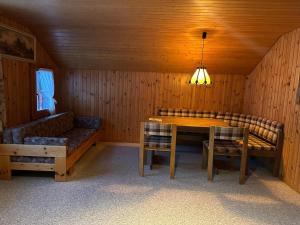 una sala da pranzo con tavolo, sedie e panca di Hotel Bären Lodge a Kiental