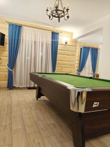 Stół bilardowy w obiekcie Willa Za Potokiem Komfortowe apartamenty w sercu Bukowiny Tatrzańskiej