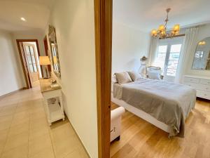 1 dormitorio con cama, mesa y ventana en The Cliffs - Passion Eccehomo, en Viveiro