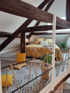 a room with a bed and a hammock at La Marisa, studio cosy 10min Disney. in Crecy la Chapelle