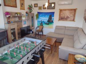 uma sala de estar com uma mesa de matraquilhos em Casa Bozzero em Krnica