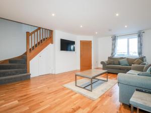 パドストウにある6B The Mewsのソファとテーブルのあるリビングルーム