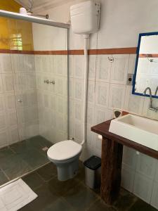 a bathroom with a toilet and a sink at Pousada das Brumas in Brumadinho