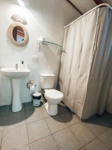 a bathroom with a toilet and a sink at Malibu Hostal Boutique in Maitencillo