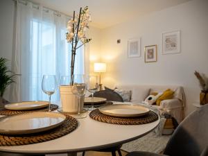 A seating area at Maison Blanche: appartamento elegante con parcheggio privato