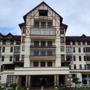 um grande edifício com um telhado de gambrel em Loft no Alto em Teresópolis