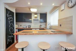 O bucătărie sau chicinetă la Morden flat close to DLR station with free parking