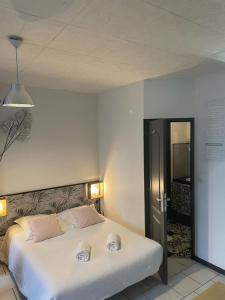 サン・テニャンにあるLe studio du Lys, 5 mn de Beauvalのベッドルーム1室(枕2つ付)
