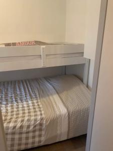 コクセッドにあるChez L&Lの二段ベッドが備わる小さなドミトリールームのベッド1台分です。