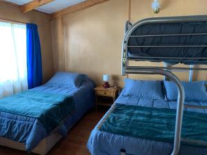 ein Schlafzimmer mit zwei Betten und einem Fenster in der Unterkunft Apartamento Patagonia Dove in Coihaique