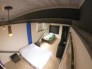 una vista aérea de un dormitorio con una cama en una habitación en Apartamento 3 Cali Sur, en Cali