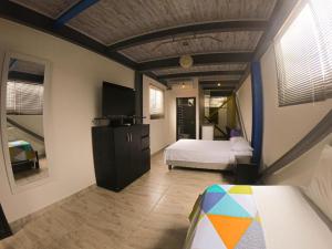 een slaapkamer met een bed en een tv in een kamer bij Apartamento 3 Cali Sur in Cali