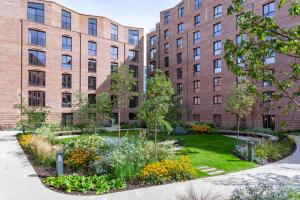 a garden in front of a building at Luxury 2 bedroom apartment with free parking in the heart of York in York